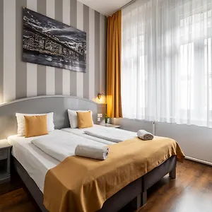 Full Moon 3* Budapeste